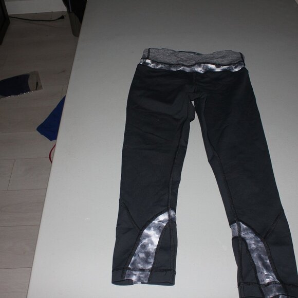 Black Lululemon Running Capris Size 2 - Picture 1 of 10